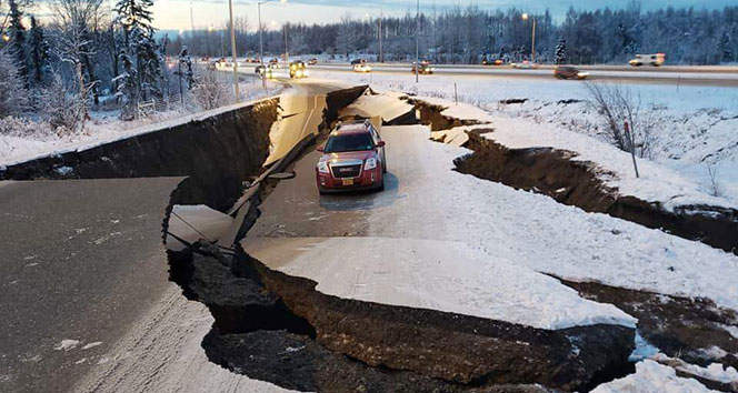 Alaska'daki depremin şiddeti kameralara yansıdı