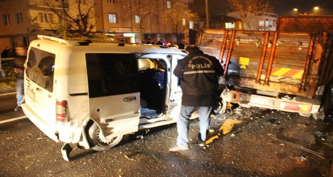 Kamyonet, park halindeki araçlara çarptı: 1 ölü, 1 yaralı
