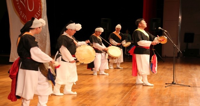 NEVÜ’de Kore geleneksel müzik ve dans gösterisi büyük ilgi gördü