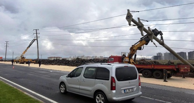 Aşırı yağış Diyarbakır’da elektrik direklerini devirdi