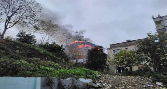 Trabzon’da 4 katlı binada yangın
