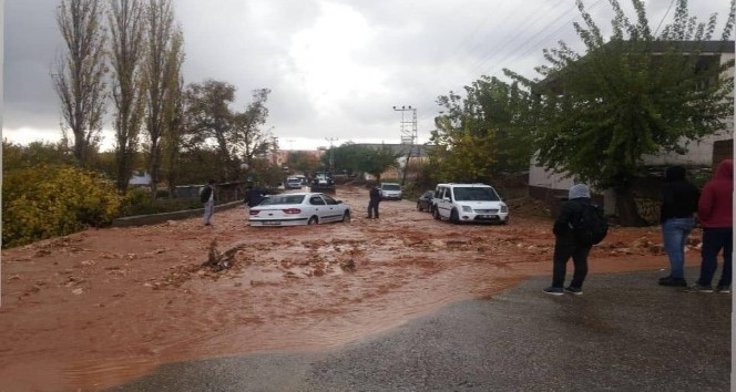 Şiddetli dolu ve yağmur yağışı vatandaşları hazırlıksız yakaladı