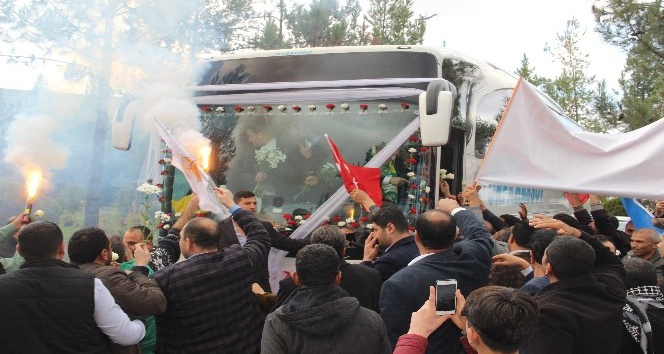 AK Parti Şanlıurfa adayını davul zurna eşliğinde binlerce kişi karşıladı