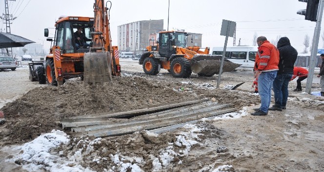 Yüksekova’da yağmur ve kar yağışı su taşkınlıklarına neden oldu