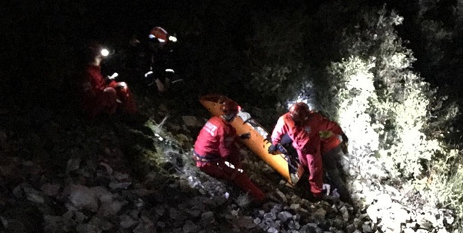 Yaktıkları ateş sayesinde 8 buçuk saatte kurtarıldılar