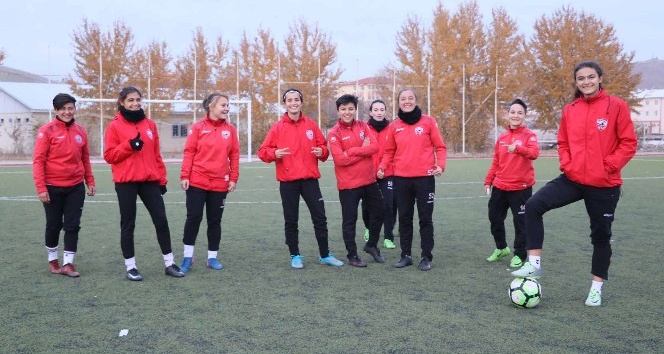 (Özel Haber) Futbolcu kızlar imkansızlıklar içinde çıktıkları maçlarda 1. Lig mücadelesi veriyor