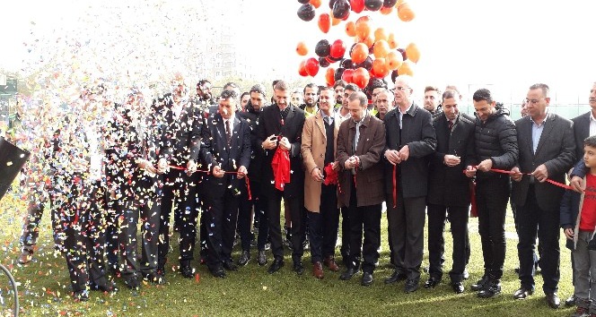 Karaköprüspor’un sahasının açılışını eski milli futbolcular yaptı