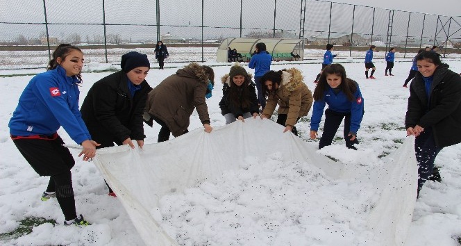 Kadın futbolcular kar temizle mücadelesinde bulundular