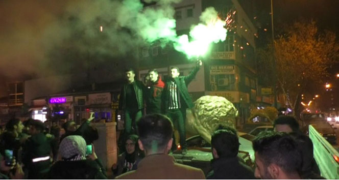 Beşiktaş taraftarları soğuk havada sokağa döküldü