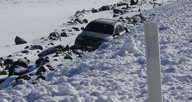 Kars’ta buz tutan yolda kayan otomobil şarampole düştü