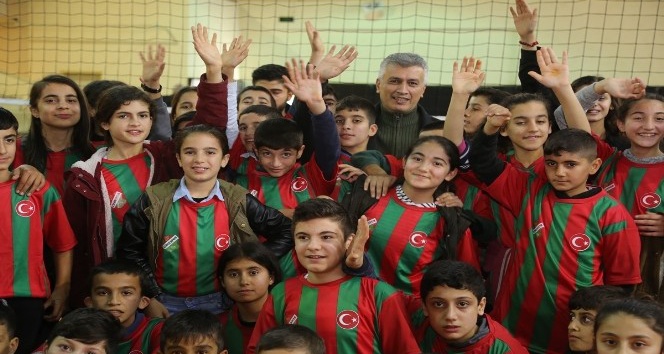Cizre Belediye Başkanı Faik Arıcan, çocuklara forma hediye etti