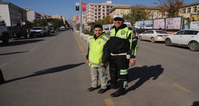 Down Sendromlu Can trafik polisi oldu