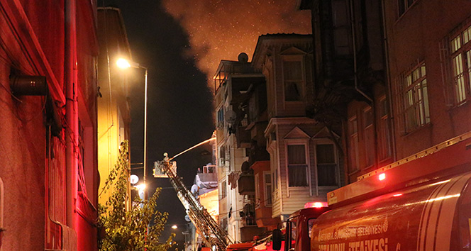 Beyoğlu’nda evler alev alev yandı, 3 kişi etkilendi