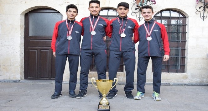 Büyükşehir’in atletizm takımı Türkiye ikincisi oldu