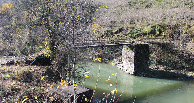 Köprü yıkıldı, ulaşımları kesildi