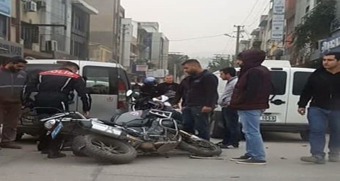 Ticari araç yunus ekibine çarptı: 2 polis yaralandı