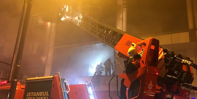 Zeytinburnu’nda 5 katlı bir iş yerinde yangın