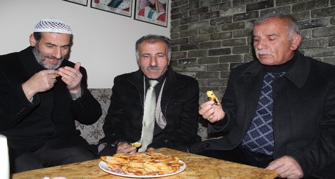 Erzincan’da soğuk kış günlerinde sobada patates keyfi