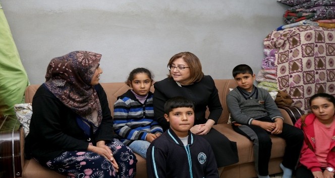 Başkan Fatma Şahin, mahalle sakinleriyle akşam sohbetlerinde