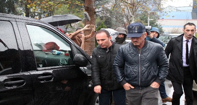 Ünlü oyuncu Sean Penn, Suudi Konsolosluğunda