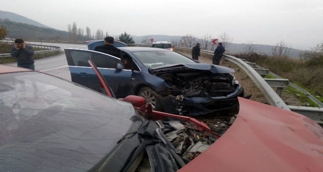 Sakarya’da otomobiller kafa kafaya çarpıştı: 4 yaralı