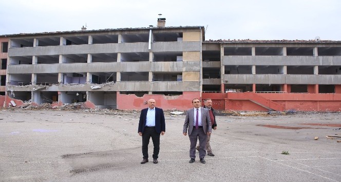 Aktekke Kent Meydanı projesi kapsamında iki okulun yıkımına başlandı