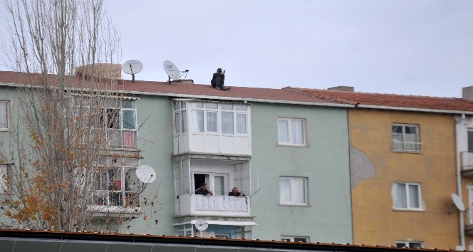 Keçiörengücü - Galatasaray maçını 6 katlı binanın çatısından telefon ile canlı yayın yaptı