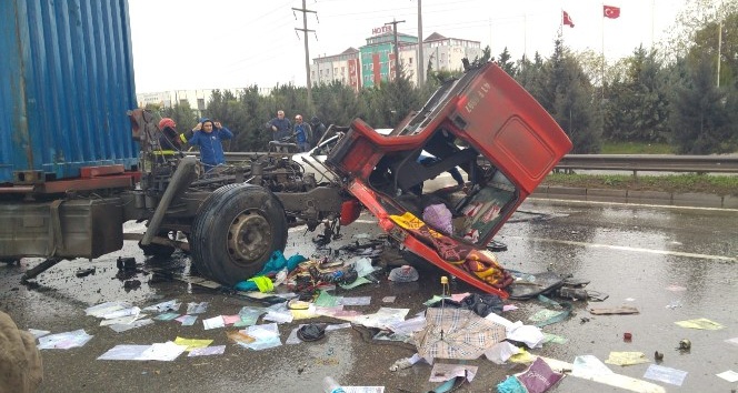 Otomobille çarpışan tır, bariyerlere çarpıp parçalandı: 3 yaralı