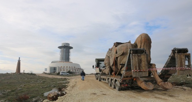 Bolu’da, Köroğlu Parkı’na konulacak dev Köroğlu heykelinin montajına başlandı