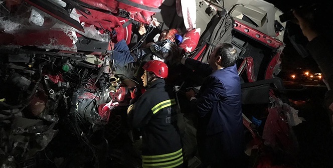 Kazada tırın kabinine sıkışan sürücü 40 dakikada kurtarılabildi
