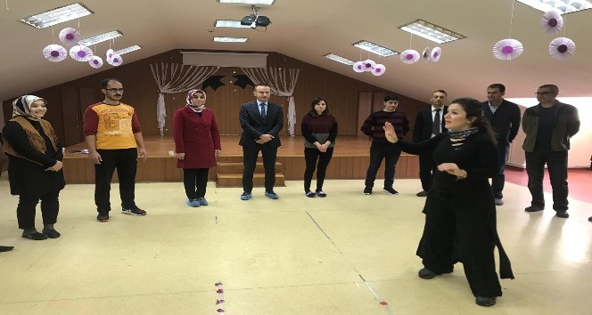 Ağrı Milli Eğitim Müdürü Tekin öğretmenlerle drama oyununa katıldı