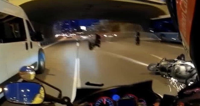 (Özel) E-5 karayolunda motosikletlinin metrelerce sürüklendiği kaza kamerada