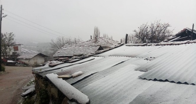 Kepsut’ta kar yağışı başladı