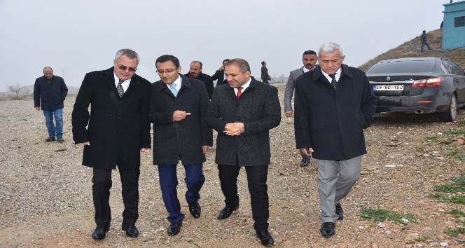 Vali Deniz, Alaşehir’de Sera OSB’sinin yapılacağı araziyi inceledi