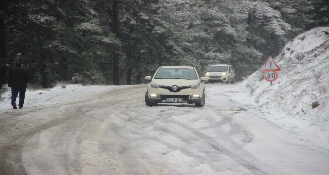 Kar ani bastırdı, hazırlıksız sürücüler yolda mahsur kaldı