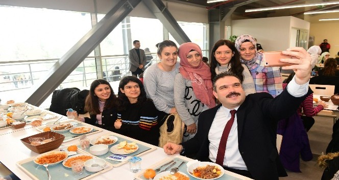 Rektör Prof. Dr. Şafak Ertan Çomaklı öğle yemeğinde öğrencilerle buluştu