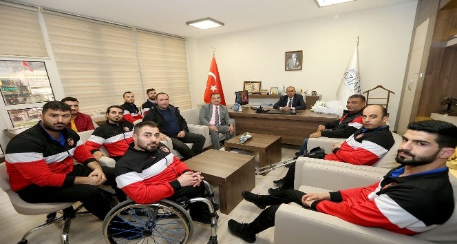 Tekerlekli Sandalye Basketbol Takımı’ndan Büyükşehir’e ziyaret