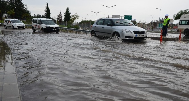Adana’da yağmur yolları göle çevirdi