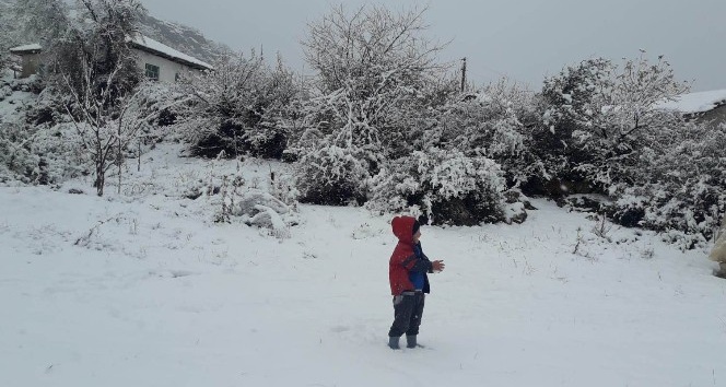 Manisa’nın yüksek kesimlerinde kar yağışı etkili oluyor