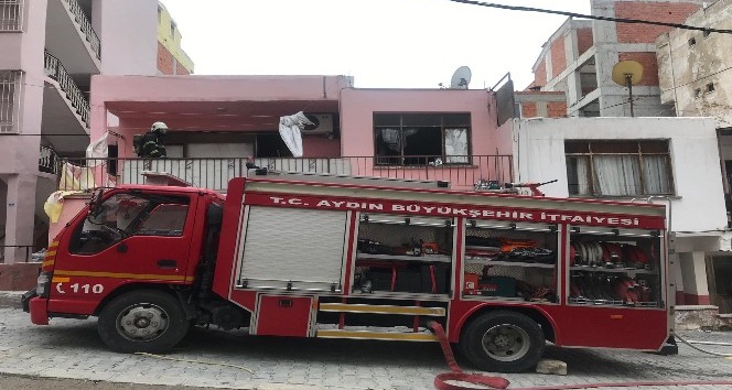 Kuşadası’nda bir ev tamamen yandı; 1 yaralı