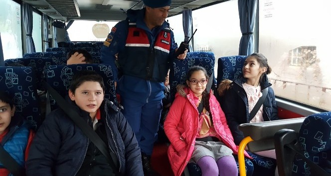 Amasya’da jandarma ekipleri okul servislerini denetledi