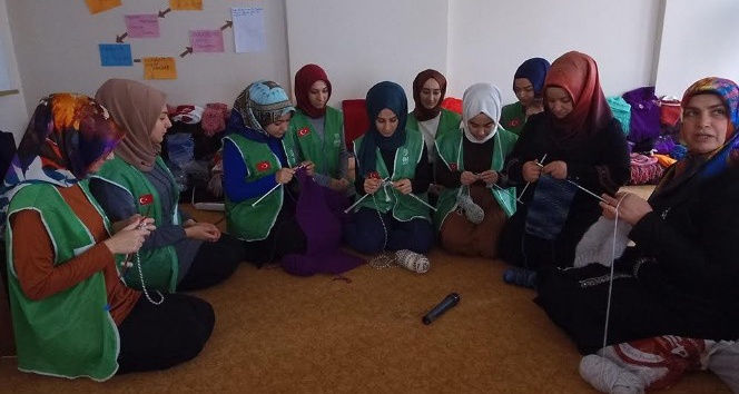 Elazığ’da kadınlar, yetim ve mülteciler için örüyor