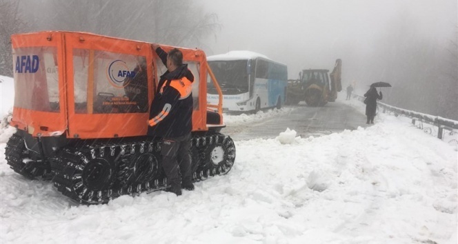 Kartepe’de karda kalan 2 otobüsteki 75 kişiyi AFAD ekipleri kurtardı