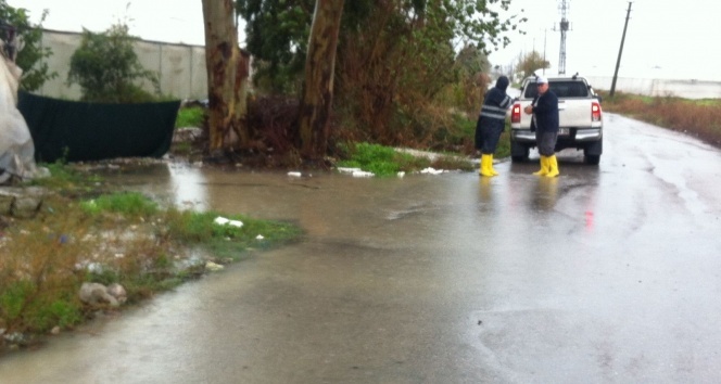Mersin&#039;de yağmur suları tahliye ediliyor, su kanalları ıslah ediliyor