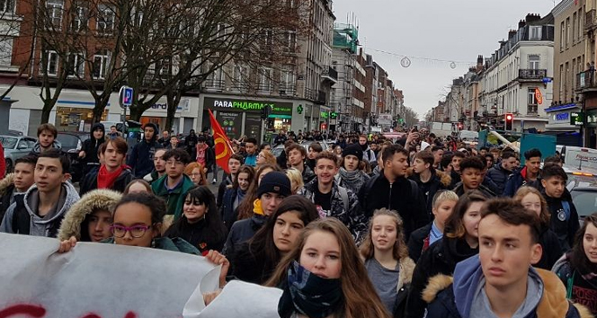 Fransa’da binlerce öğrenci eyleme devam ediyor