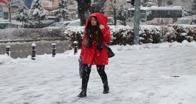 Nevşehir güne kar yağışı ile başladı