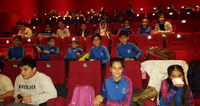 Okulun başarılı öğrencileri sinema ile ödüllendirildi