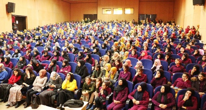 Emine Şenlikoğlu konferansı ilgi gördü