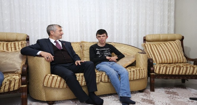Başkan Tahmazoğlu, Görme Engelli Göktuğ’u evinde ziyaret etti