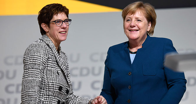 Merkel&#039;in halefi Karrenbauer oldu